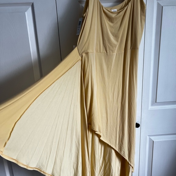 Chic Gold Sleeveless Dress - Picture 4 of 6